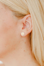 Load image into Gallery viewer, Screwback Stud Earrings Alice Pearl
