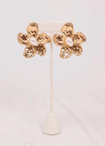 Load image into Gallery viewer, MacElroy Flower Earring Shiny Gold

